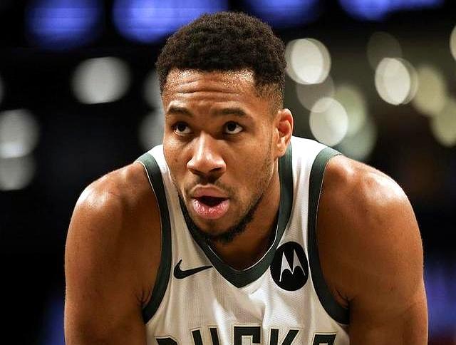 Kaiyun Sports字母哥重返赛场，大比分获胜首场状态出色，切尔西观众沸腾！比赛高潮迭起的简单介绍